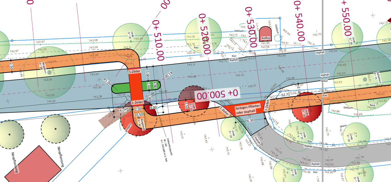 Plan einer Straßenführung mit Verkehrszeichen, Bäumen und angrenzenden Gebäuden.